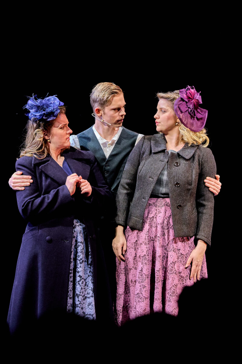 Helena Lenn (Lilli), Marvin Mantau (Hannes), Marina Schubert (Eva) &copy; Markus Keck