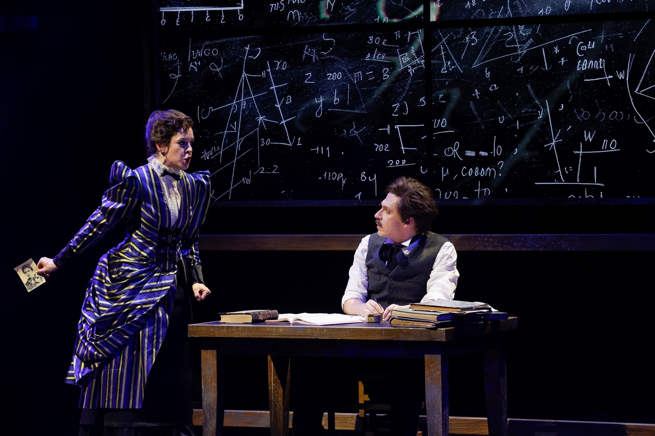 Anna-Julia Rogers (Pauline Einstein), David Jakobs (Albert Einstein) © Donato Caspari