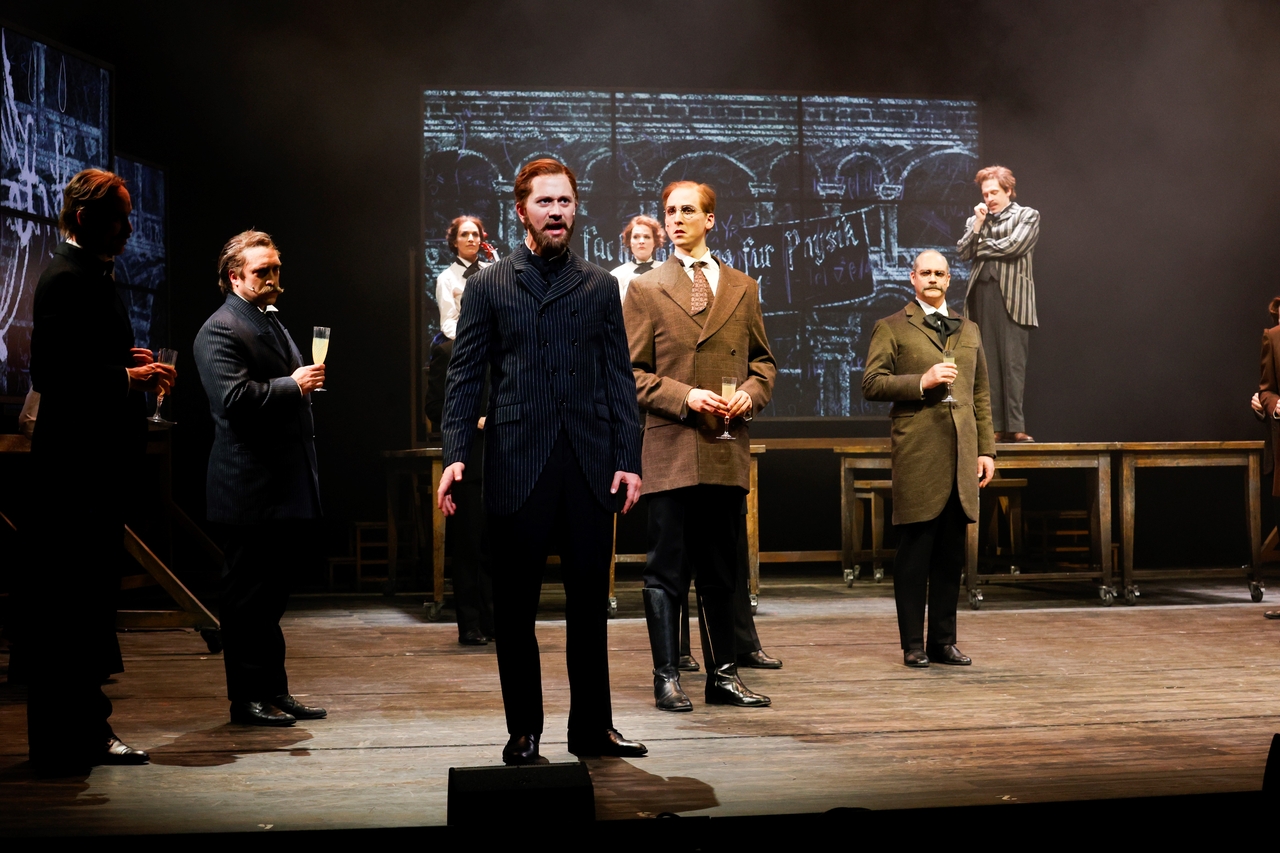 Jan-Philipp Rekeszus (Prof. Lenard), Marlon Wehmeier (Marcel Grossmann), Livio Cecini (Prof. Weber), David Jakobs (Albert Einstein), Ensemble © Donato Caspari