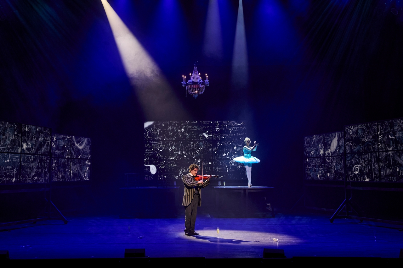 David Jakobs (Albert Einstein), Kelly Panier (Das Licht) © Donato Caspari