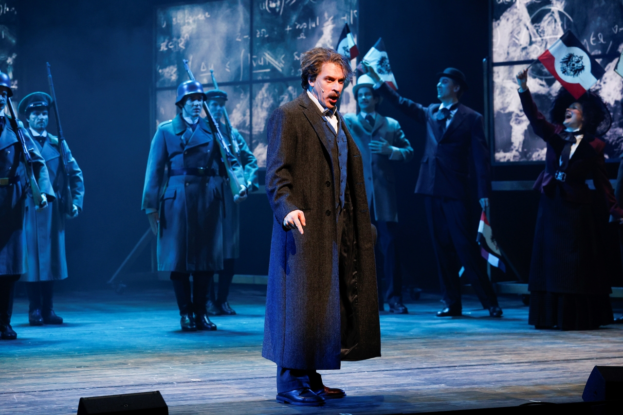 David Jakobs (Albert Einstein), Ensemble © Donato Caspari