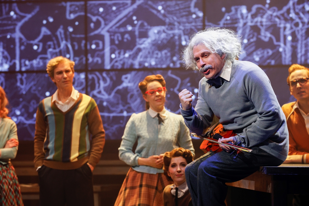 David Jakobs (Albert Einstein), Ensemble © Donato Caspari