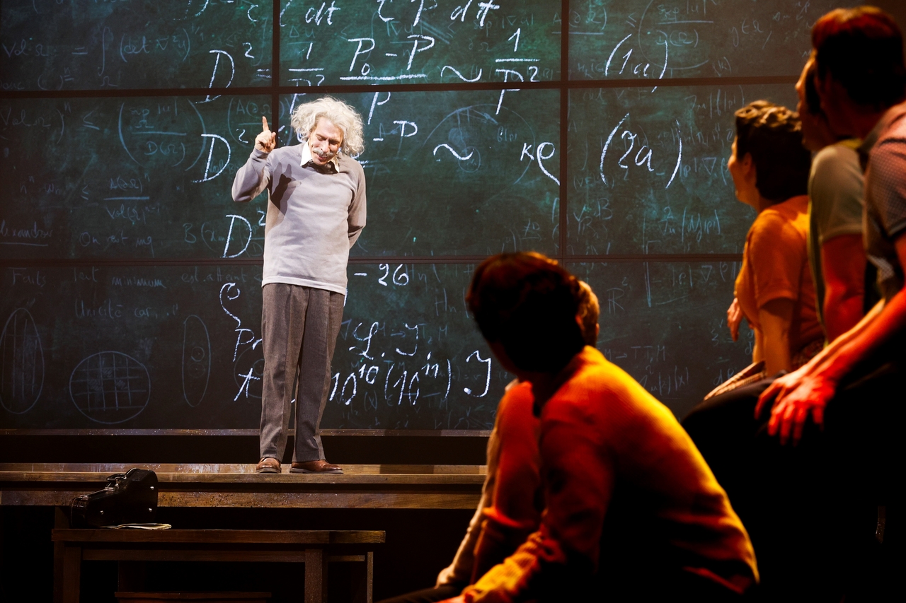 Foto: Donato Caspari David Jakobs (Albert Einstein), Ensemble © Donato Caspari