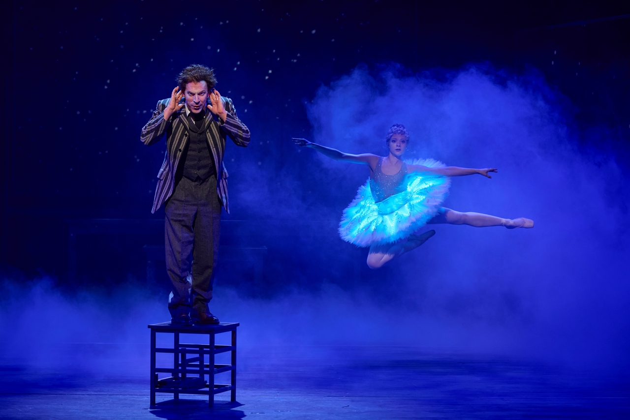 David Jakobs (Albert Einstein), Kelly Panier (Das Licht) © Ludwig Olah