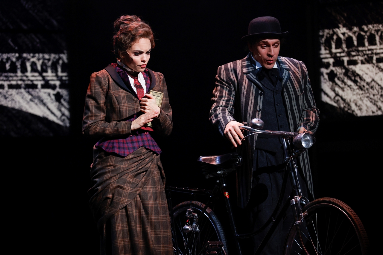 Katia Bischoff (Mileva Marić), David Jakobs (Albert Einstein) © Donato Caspari