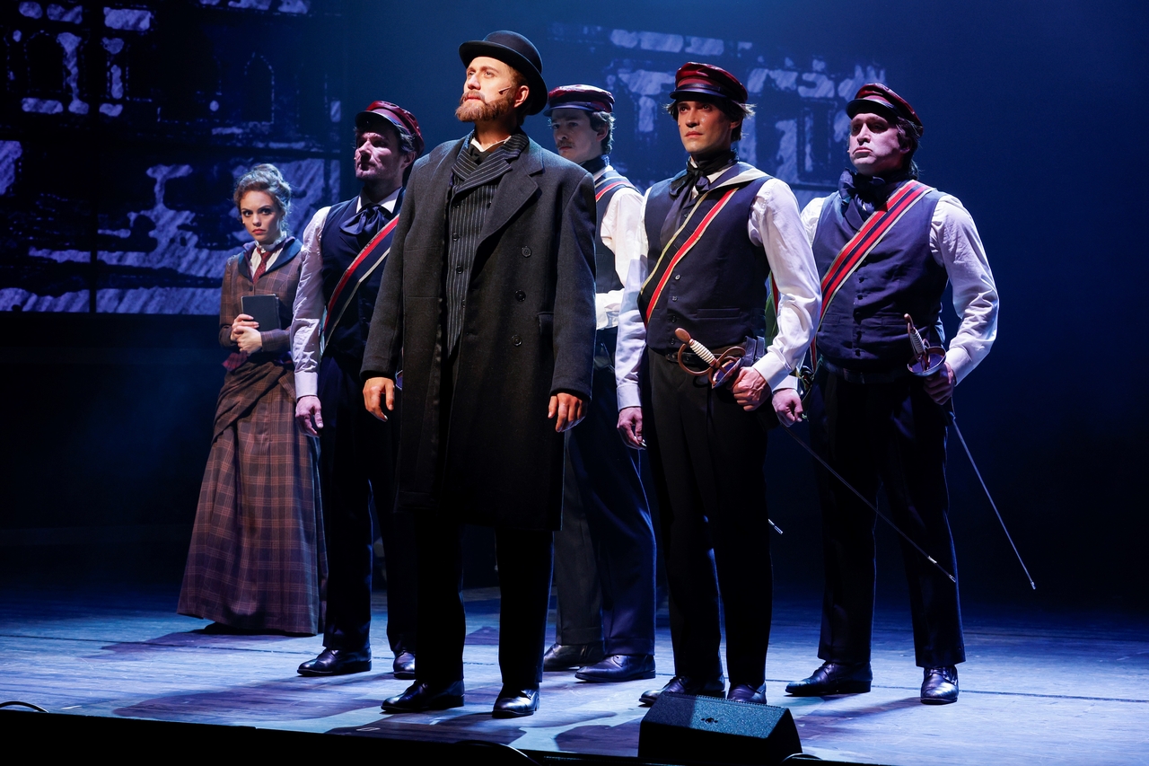 Jan-Philipp Rekeszus (Prof. Lenard), Katia Bischoff (Mileva Marić), Ensemble © Donato Caspari