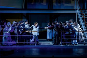 Elena Franke (Caroline Neville), Hector Mitchell-Turner (Charles Clarke), Ensemble © Daniel Lagerpusch