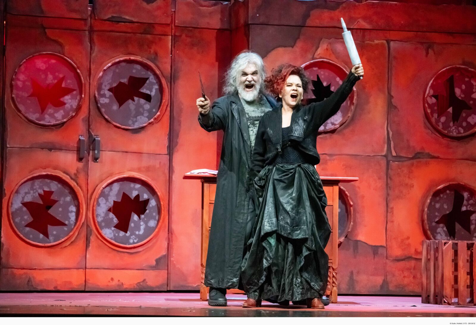 Johannes Schwärsky (Sweeney Todd), Gabriela Kuhn (Mrs. Lovett) &copy; Matthias Stutte
