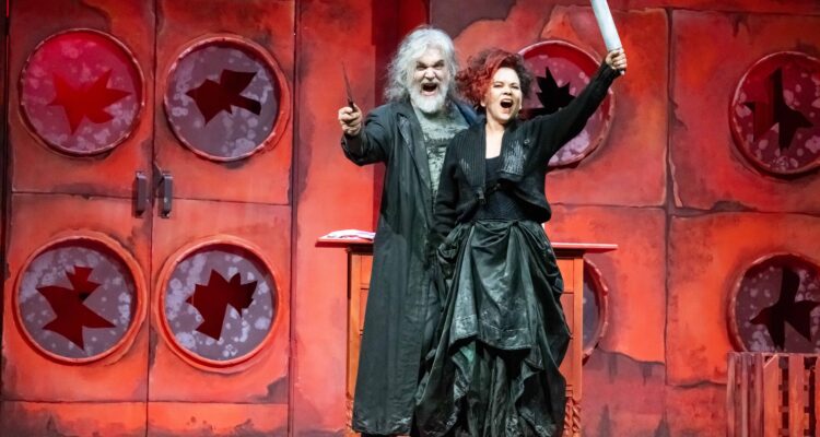 Johannes Schwärsky (Sweeney Todd), Gabriela Kuhn (Mrs. Lovett) &copy; Matthias Stutte