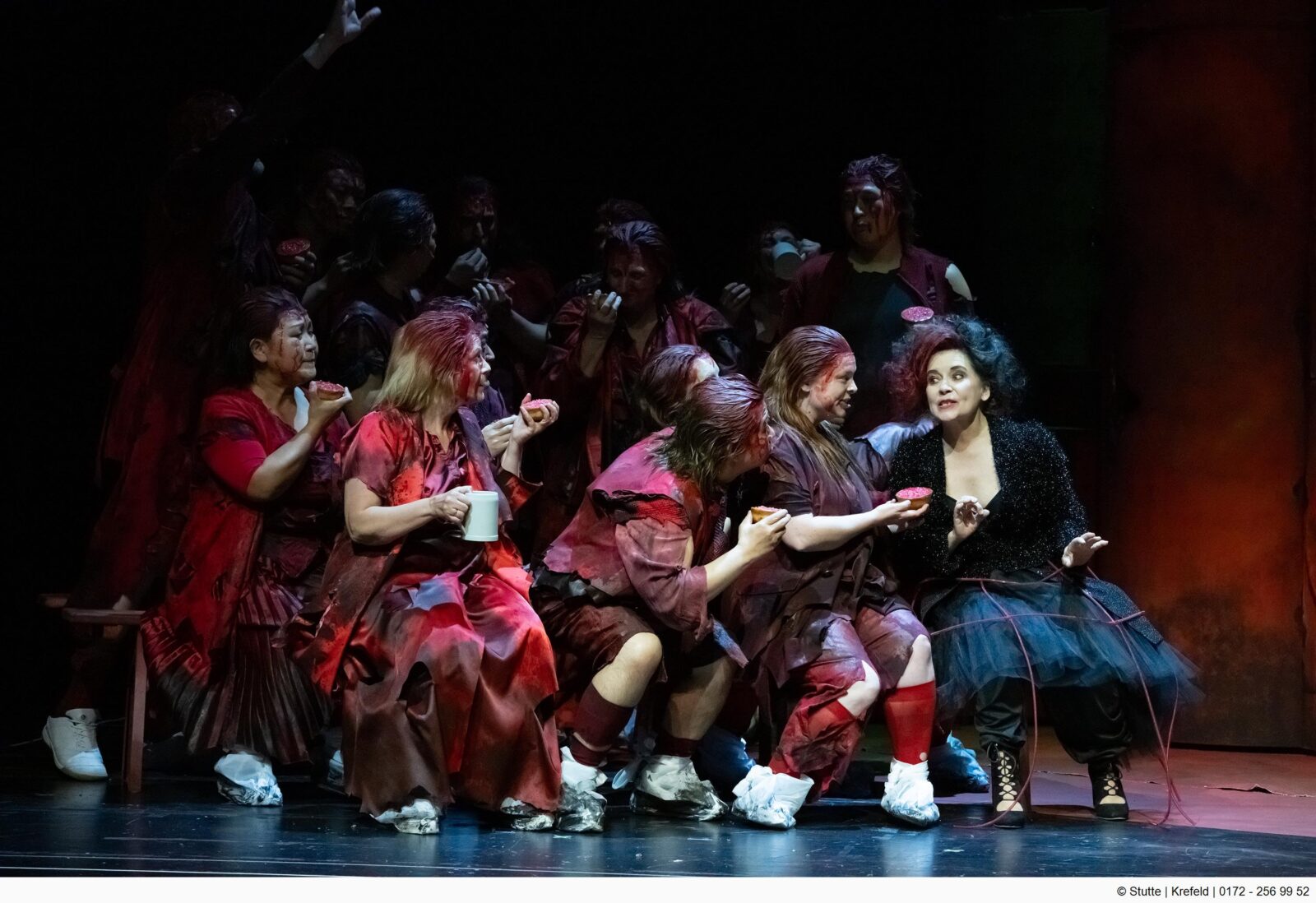 Gabriela Kuhn (Mrs. Lovett), Ensemble &copy; Matthias Stutte