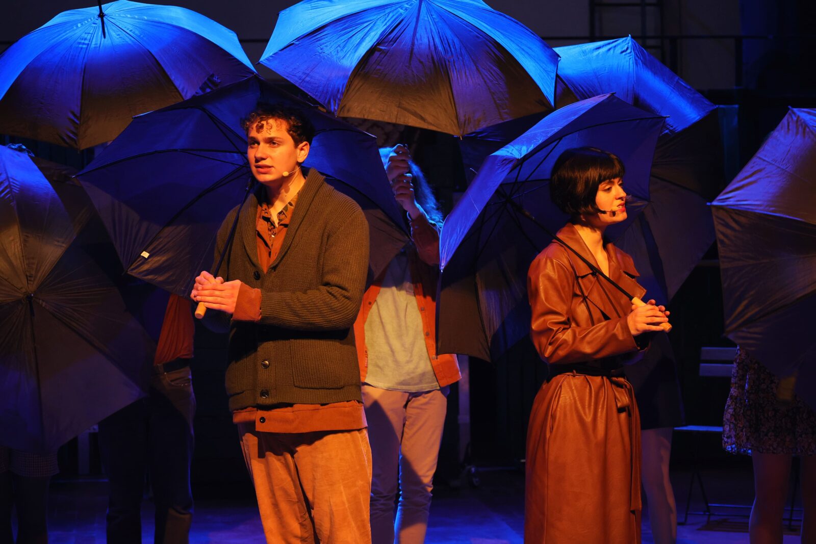 Timmy Thompson (Nino), Ley Akpinar (Amélie), Ensemble © Stephan Drewianka, www.musical-world.de
