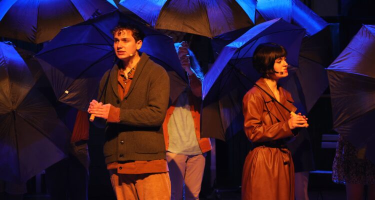 Timmy Thompson (Nino), Ley Akpinar (Amélie), Ensemble © Stephan Drewianka, www.musical-world.de