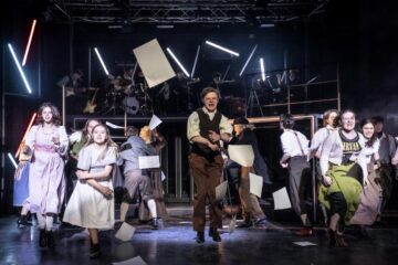 Clélia Oemus (Martha), Pascal Schürken, Lisa Ryshchina, Feliks Kedzierski, Ingrid Bartz, Klaus Gray Essler (Melchior), Thomas Kahle, Zoltán Selo, Martin Wald (Ernst), Annika Schneider (Anna), Iklim Arikan (Thea), Jonathan Hausmann (Georg) © Matthias Jung, Junges Theater Bonn