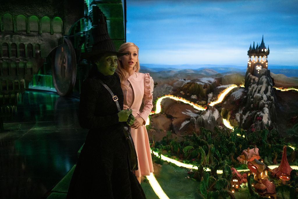 Cynthia Erivo (Elphaba), Ariana Grande (Glinda) © Universal Studios. All Rights Reserved.