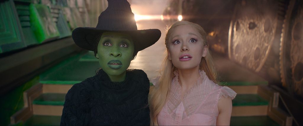 Cynthia Erivo (Elphaba), Ariana Grande (Glinda) © Universal Studios. All Rights Reserved.