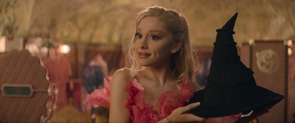 Ariana Grande (Glinda) © Universal Studios. All Rights Reserved.