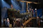 Sigrid Hauser (Ruth), Matteo Ivan Rašić (Frederic), Daniel Gutmann (Piratenkönig Richard), Peter Neustifter (Samuel), Chor und Statisterie des Staatstheaters am Gärtnerplatz © Anna Schnauss