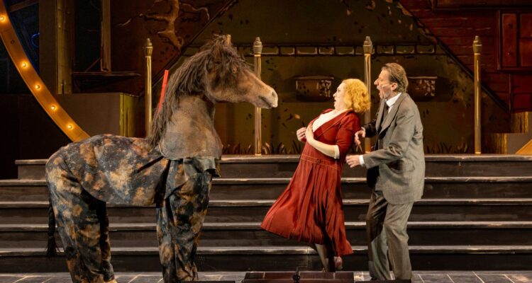 Lisa Mies (Celia Peachum), Michael von Au (Jonathan Peachum) &copy; Pedro Malinowski
