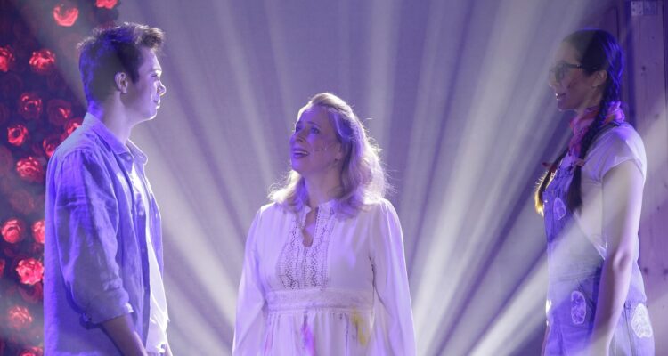 Raphael Binde (Till), Katja Berg (Rose), Larissa Hartmann (Iris) &copy; Sebastian Beier