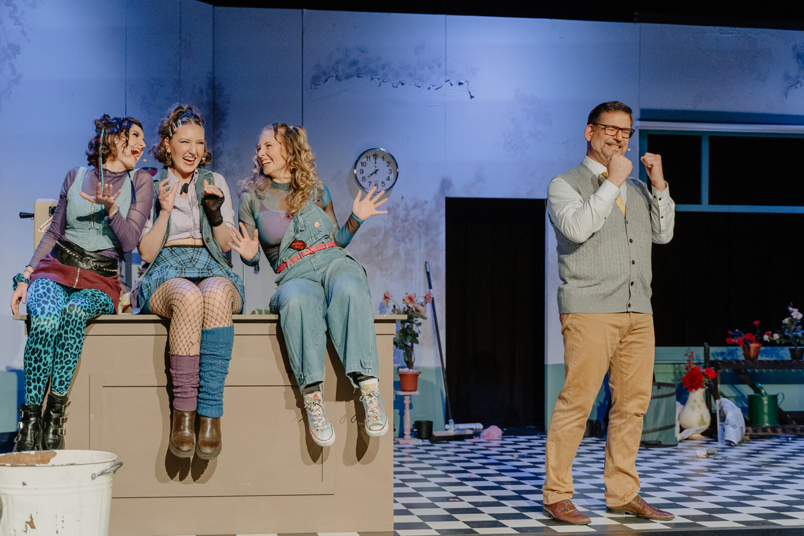 Alexandra Georg (Crystal), Chiara Kunze (Chiffon), Celine Grosch (Ronette), Klaas Mertens (Mr. Mushnik) © Svenja Drewitz