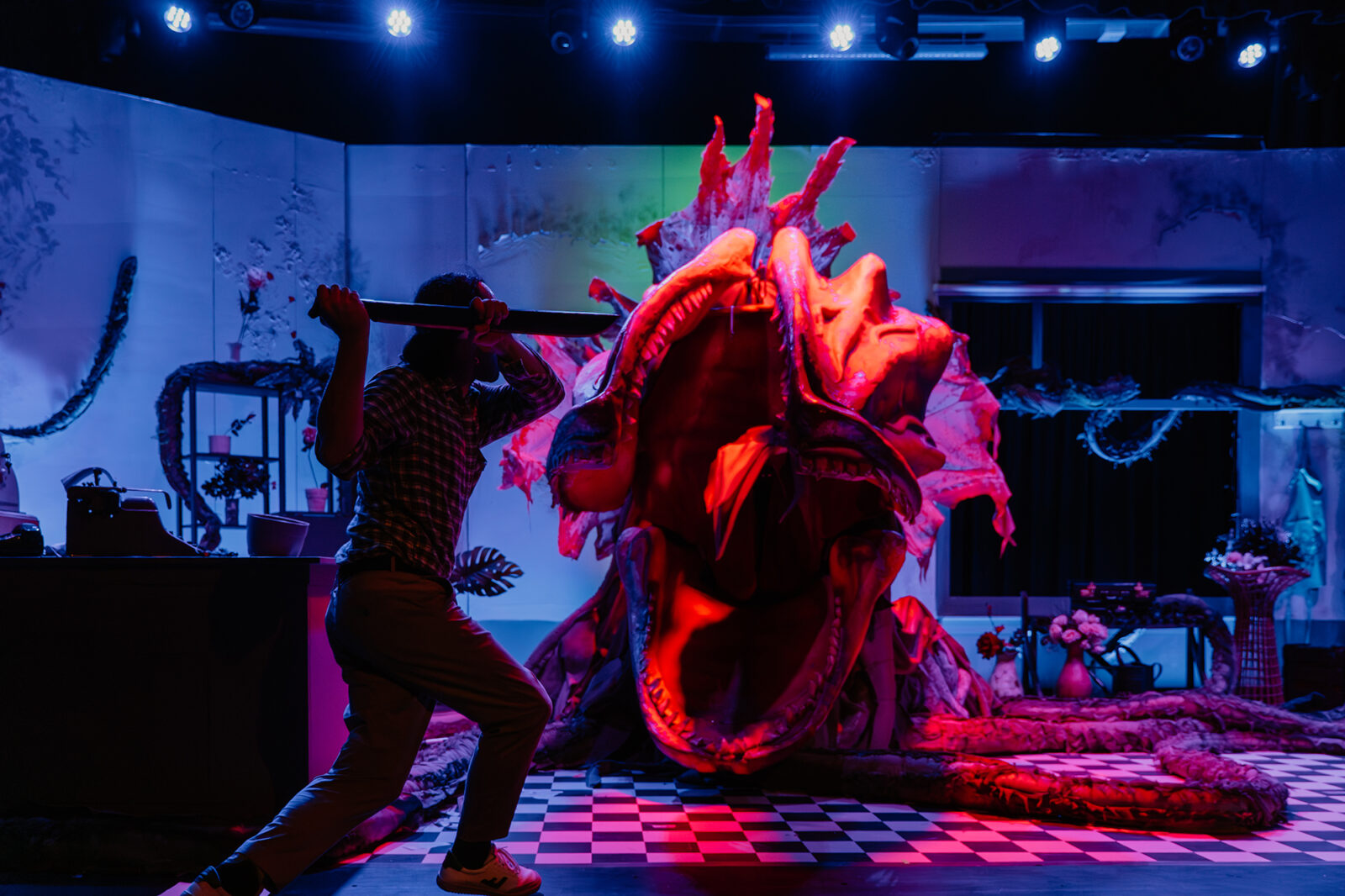 Johannes Wecker (Seymour Krelborn), Jana Noll (Puppenspielerin Audrey II) © Svenja Drewitz