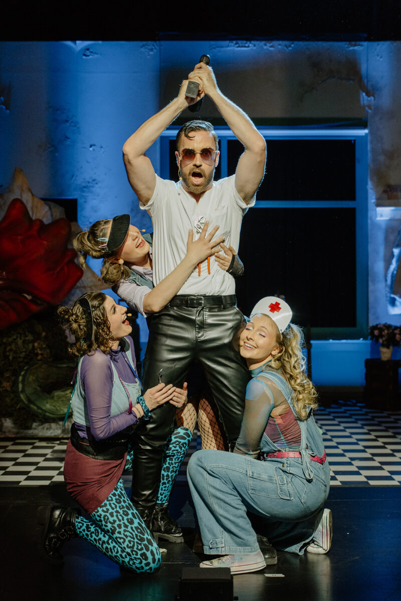 Benedict Lind (Dr. Orin Scrivello), Alexandra Georg (Crystal), Chiara Kunze (Chiffon), Celine Grosch (Ronette) © Svenja Drewitz