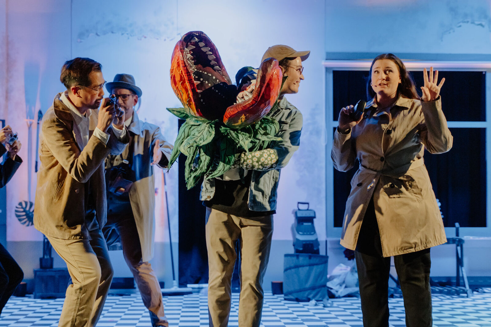 Johannes Wecker (Seymour Krelborn), Felix Ni (Reporter), Vera Bartels (Reporterin) © Svenja Drewitz