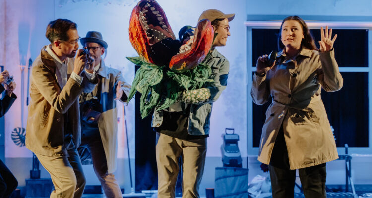 Johannes Wecker (Seymour Krelborn), Felix Ni (Reporter), Vera Bartels (Reporterin) © Svenja Drewitz