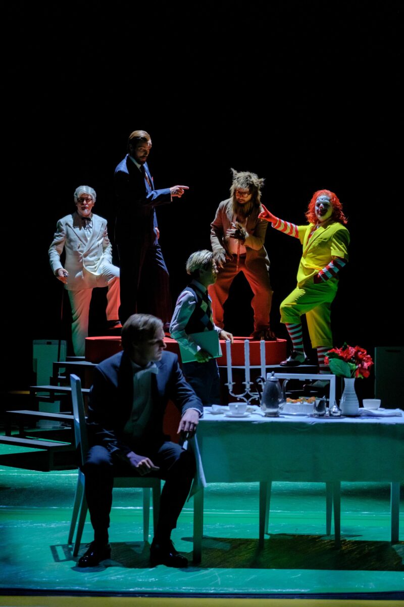 Davíd Gaviria (Louis Lippman), Lukas T. Goldbach (Senator Robert E. Lyons), Izabella Radić (Diana Deveraux), Nikolaus Nitzsche (Matthew Arnold Fulton), Ben Janssen (Francis X. Gilhooley), Nils Eric Müller (Senator Carver Jones), Clarke Ruth (John Wintergreen) © Christian Schuller