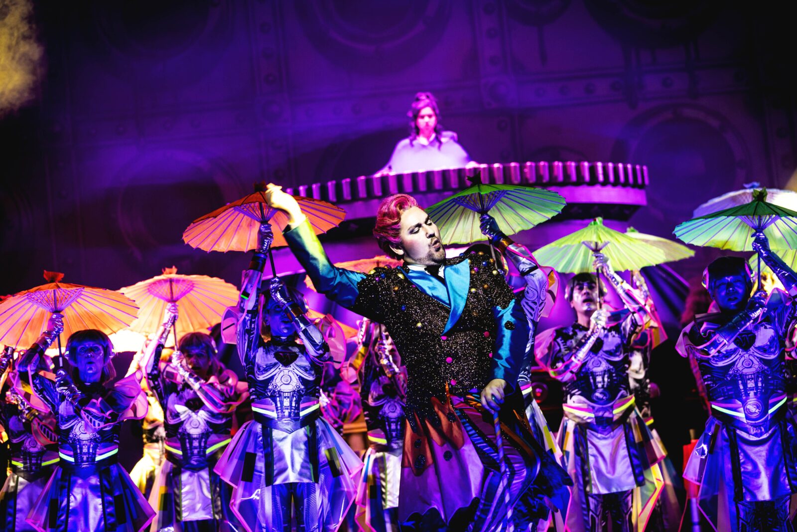 Alejandro Nicolas Firlei Fernandez (Willy Wonka), Ensemble &copy; Marie Liebig