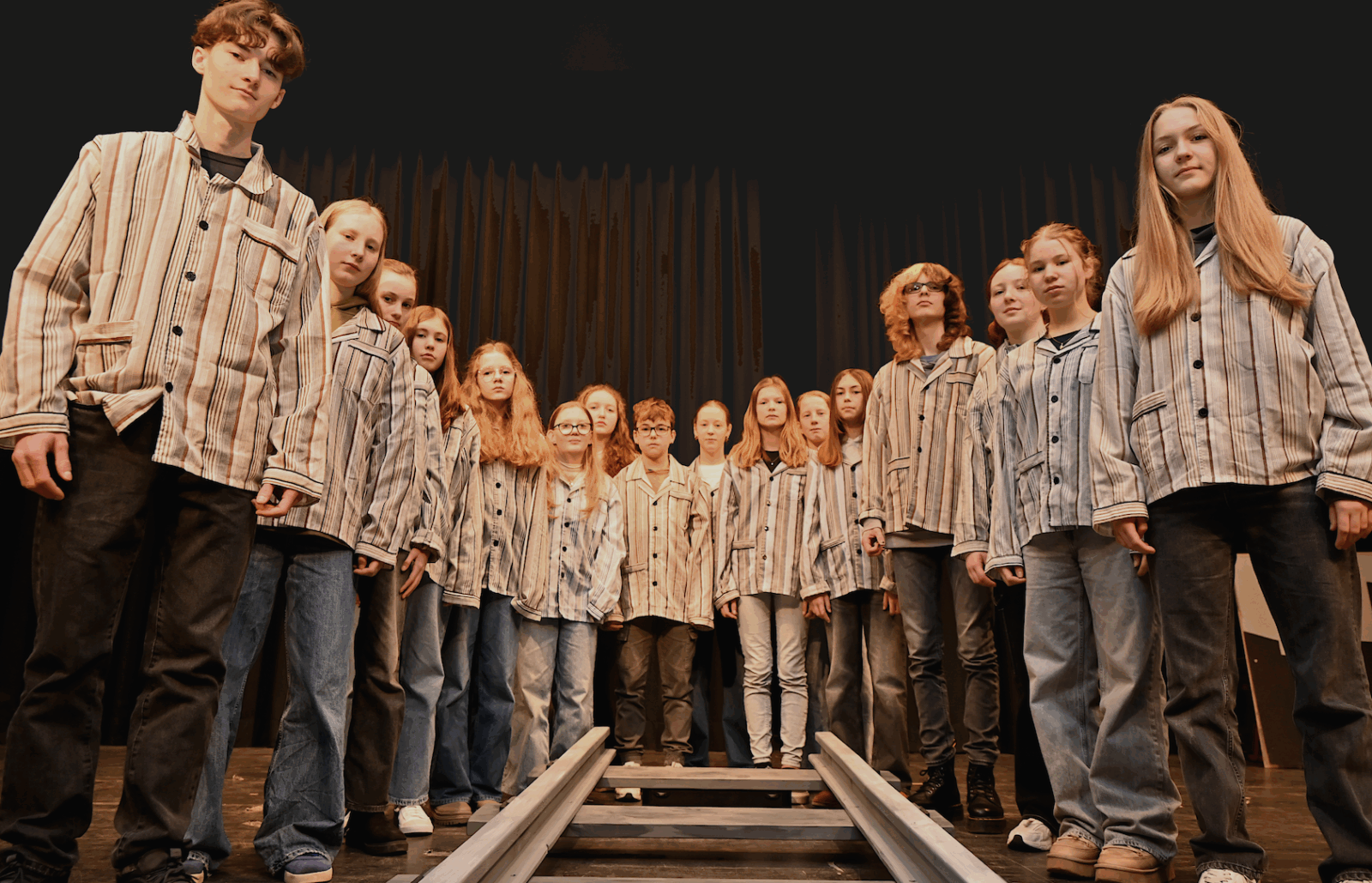 Ensemble "Die Kinder der toten Stadt" © Deutsches Institut für Erinnerungskultur (DIFEK)