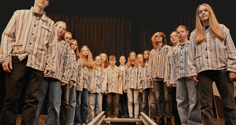 Ensemble "Die Kinder der toten Stadt" © Deutsches Institut für Erinnerungskultur (DIFEK)