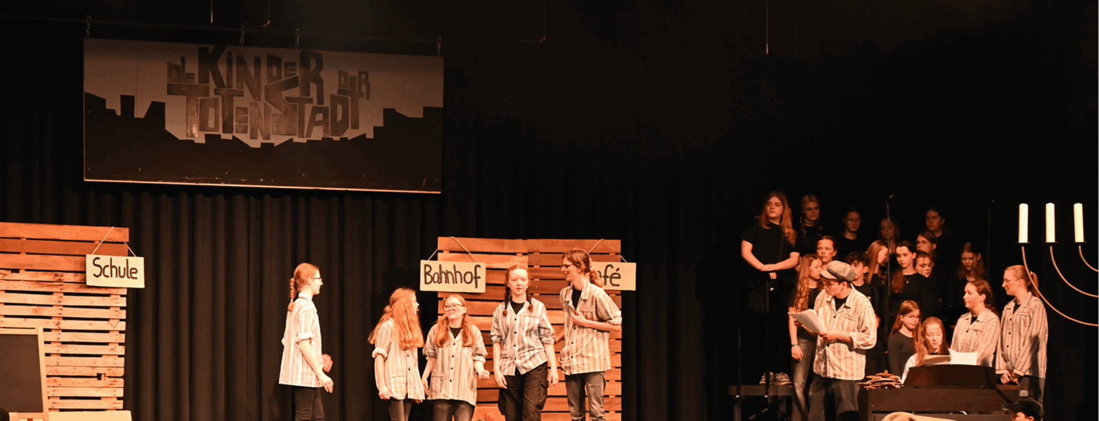 Ensemble "Die Kinder der toten Stadt" © Deutsches Institut für Erinnerungskultur (DIFEK)