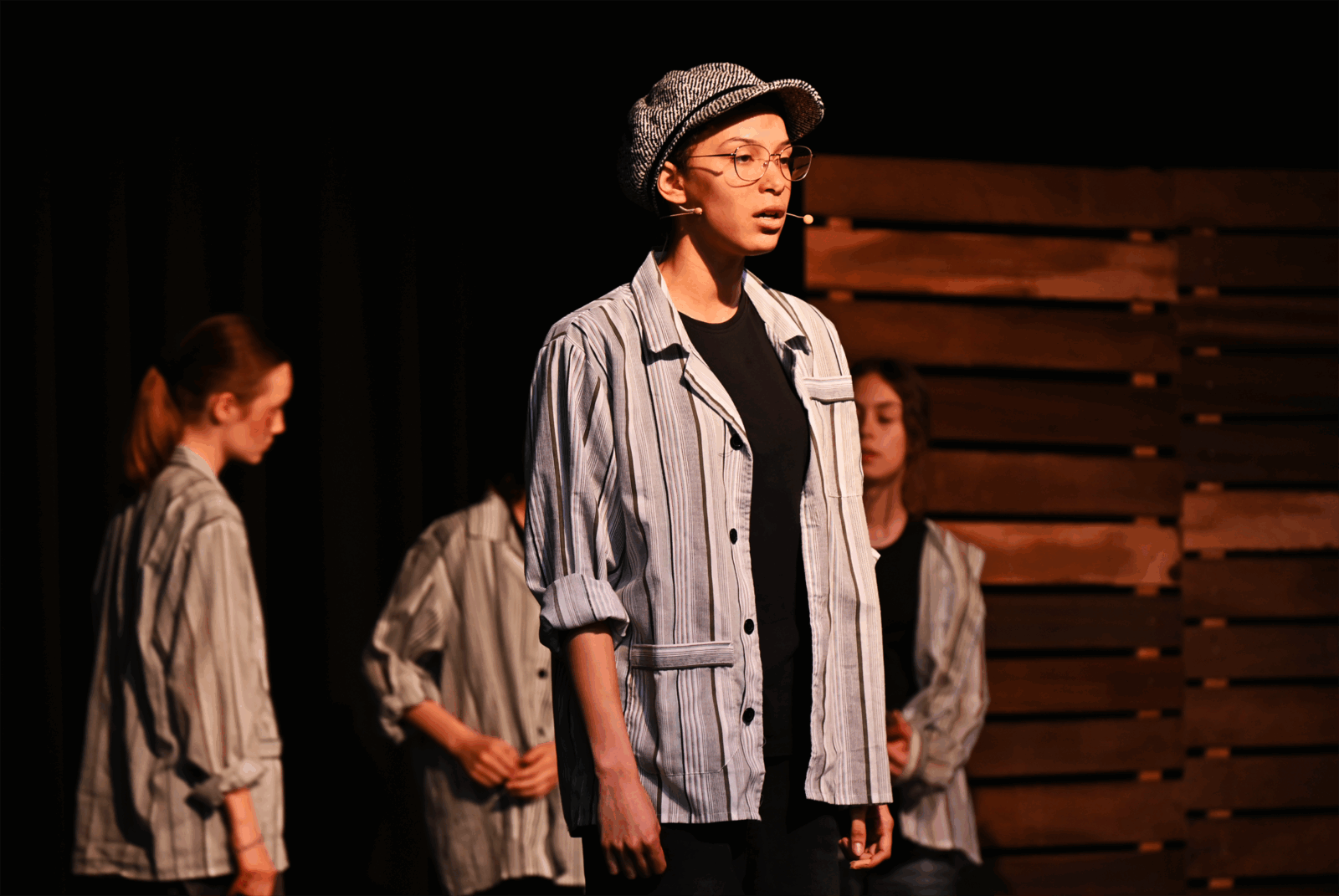 Ensemble "Die Kinder der toten Stadt" © Deutsches Institut für Erinnerungskultur (DIFEK)