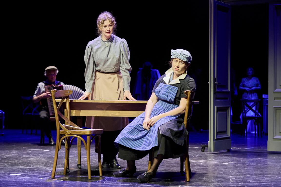 Karsten Schnack, Amber-Chiara Eul (Ida), Jonathan Wolters, Merle Hoch (Lina) © Oliver Fantitsch