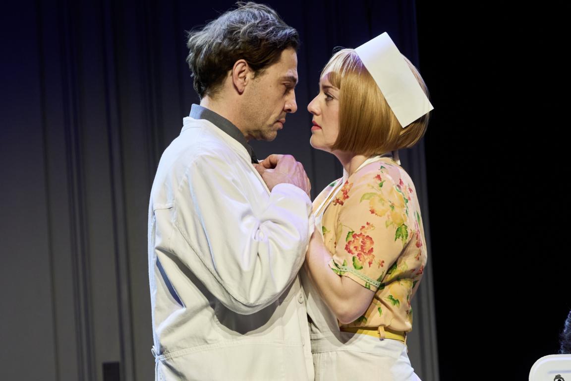 Leander Lichti (Theo Unger), Pia Koch (Henny) © Oliver Fantitsch