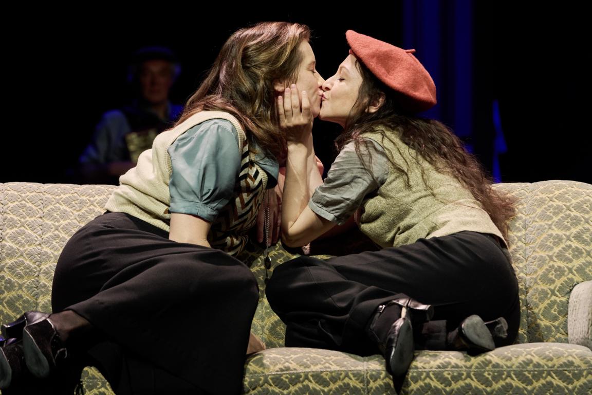 Merle Hoch (Lina), Ines Nieri (Louise) © Oliver Fantitsch