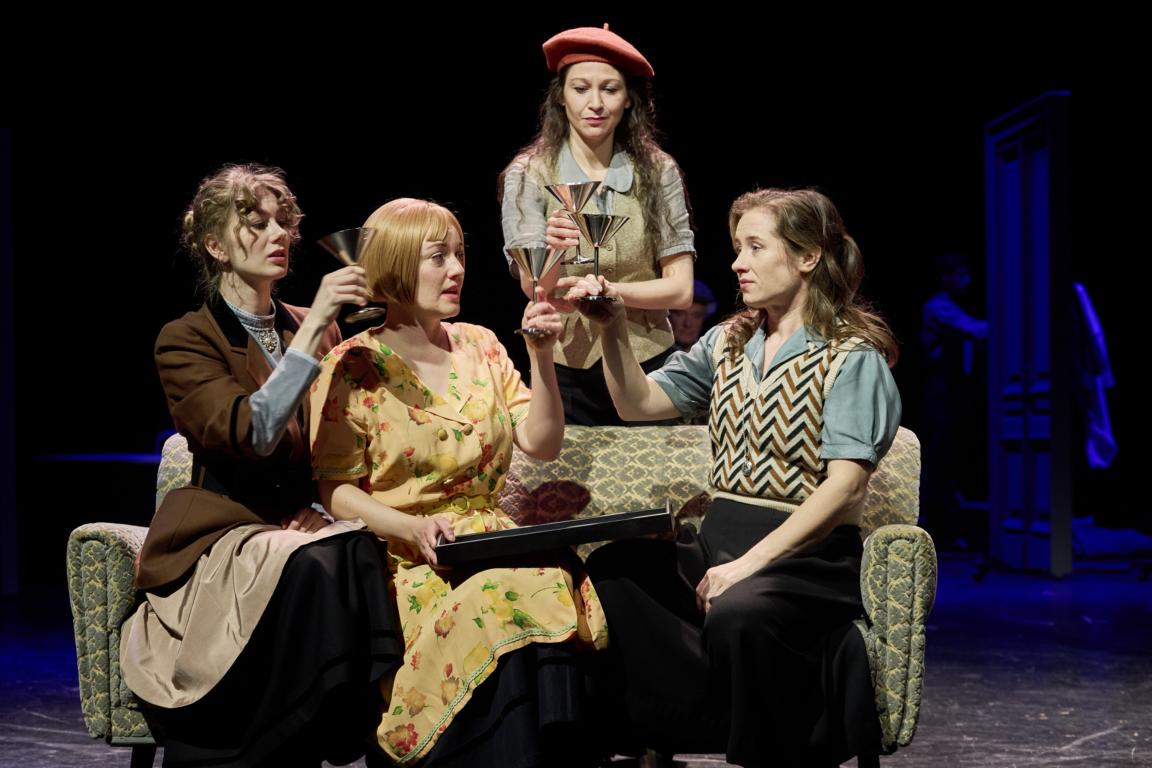 Amber-Chiara Eul (Ida), Pia Koch (Henny), Ines Nieri (Louise) Merle Hoch (Lina) © Oliver Fantitsch