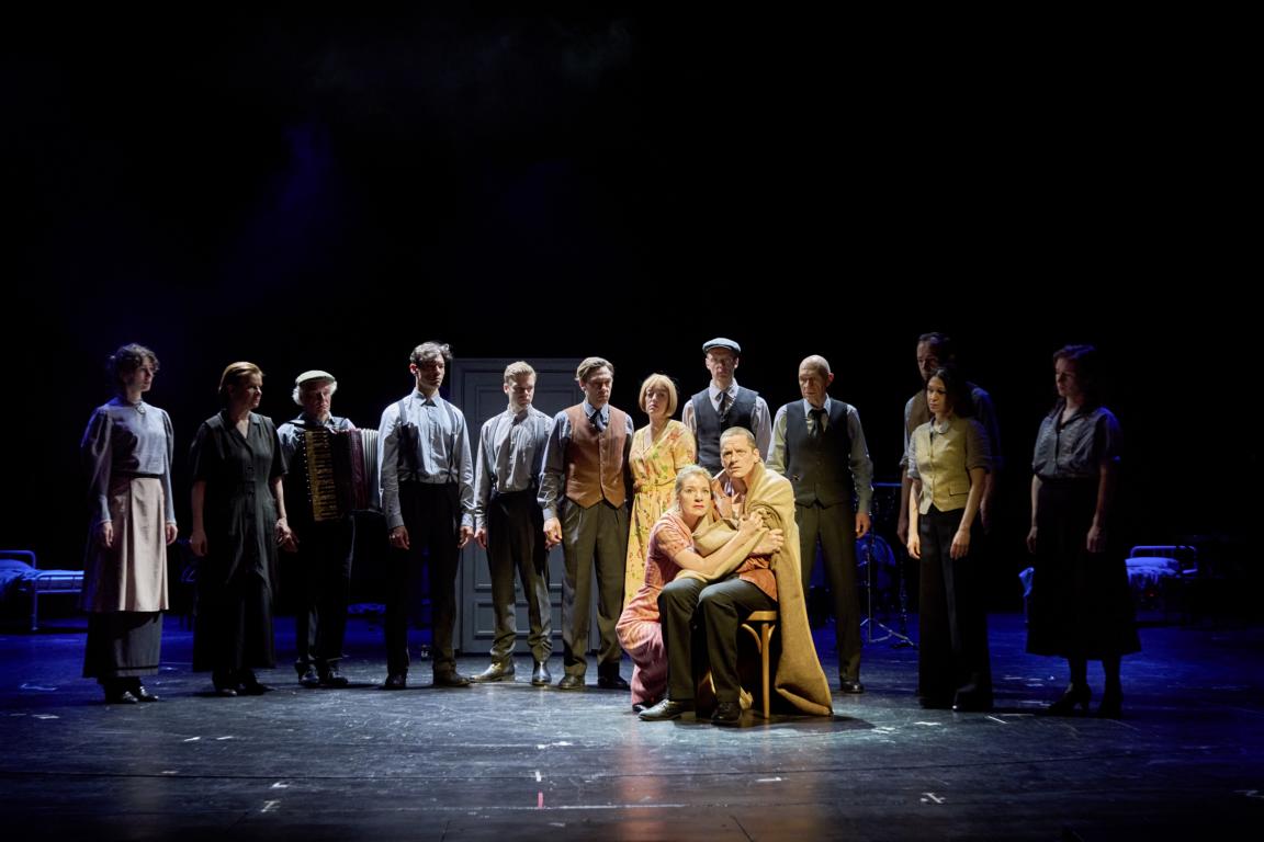 Katharina Pütter (Käthe), David Meyer (Rudi), Ensemble © Oliver Fantitsch