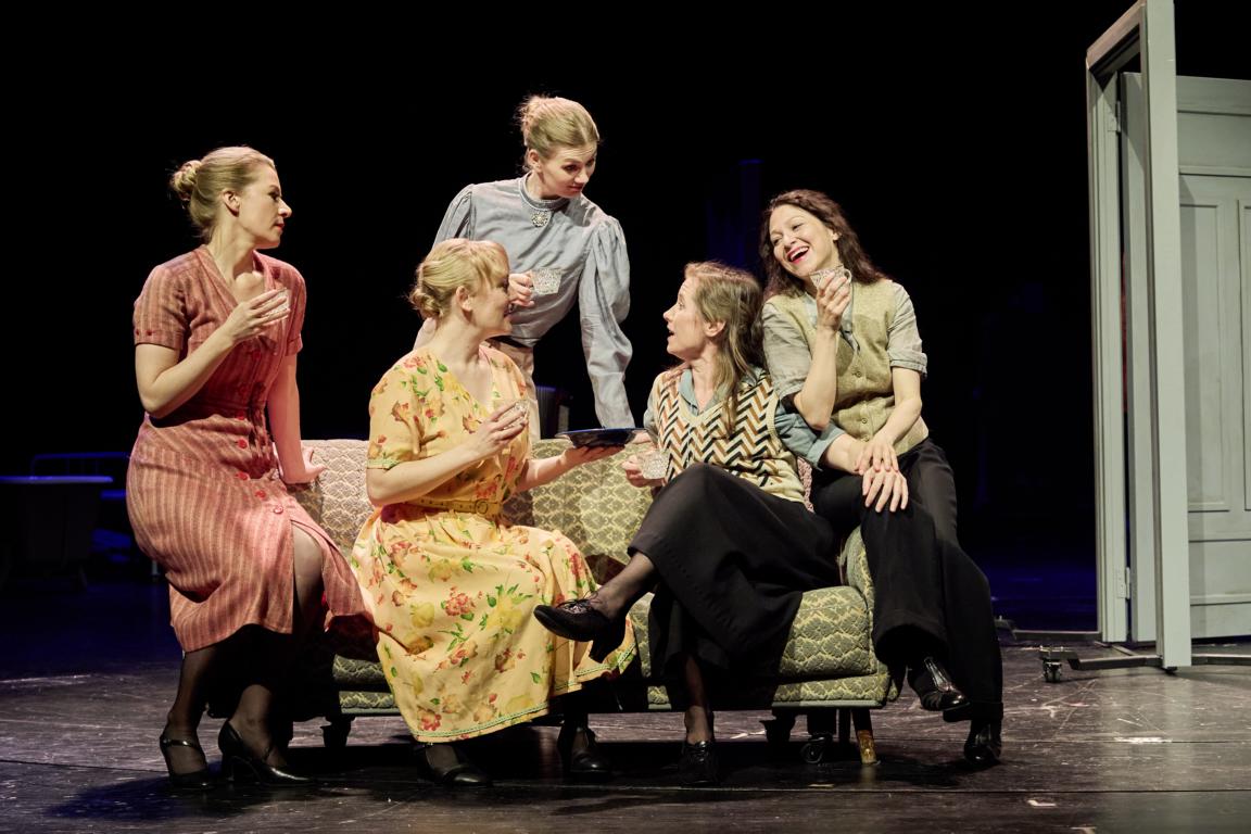 Katharina Pütter (Käthe), Pia Koch (Henny), Amber-Chiara Eul (Ida), Merle Hoch (Lina), Ines Nieri (Louise) © Oliver Fantitsch