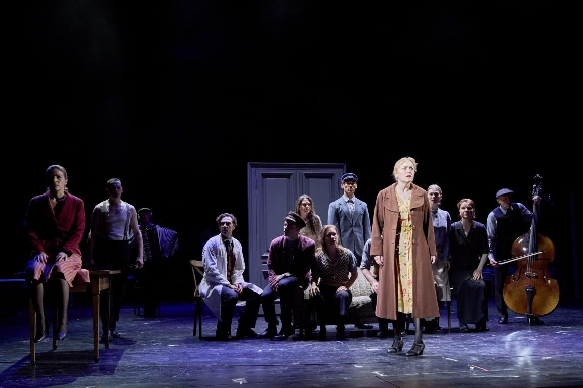 Katharina Pütter (Käthe), Pia Koch (Henny), Ensemble © Oliver Fantitsch