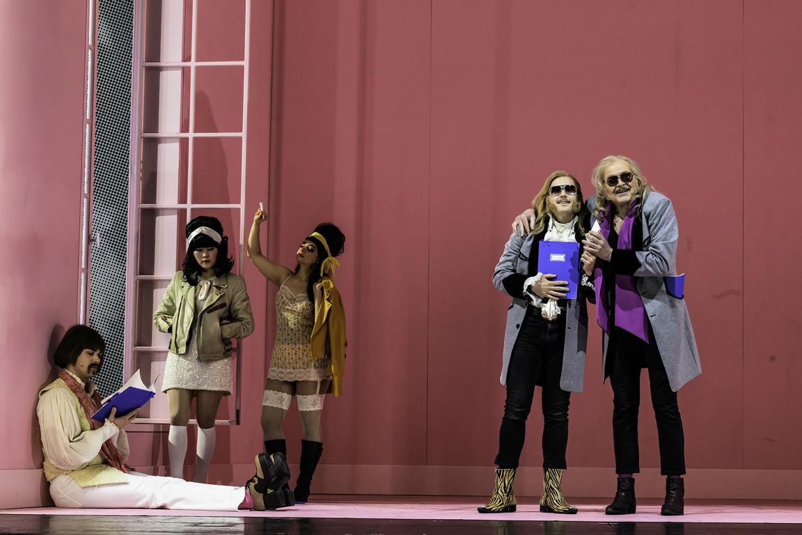 Tomas Kildišius, Veronika Lee (Cunegonde), Mayan Goldenfeld (Paquette), Andrei Skliarenko (Candide), Thomas Wolff © Bettina Stöß