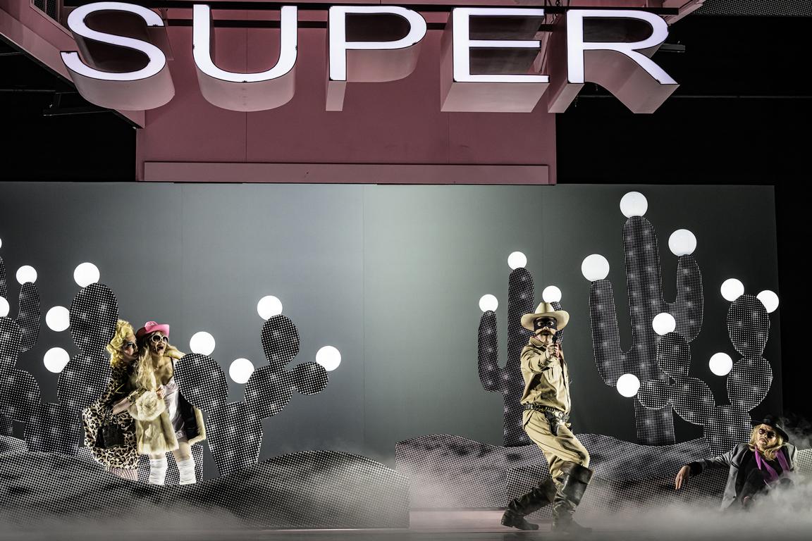 Alexandra Ionis (Old Lady), Veronika Lee (Cunegonde), Lorin Wey, Thomas Wolff © Bettina Stöß