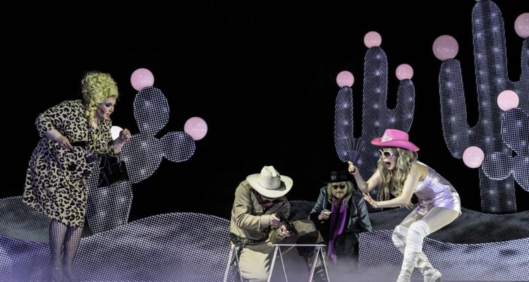 Alexandra Ionis (Old Lady), Lorin Wey, Thomas Wolff, Veronika Lee (Cunegonde) © Bettina Stöß