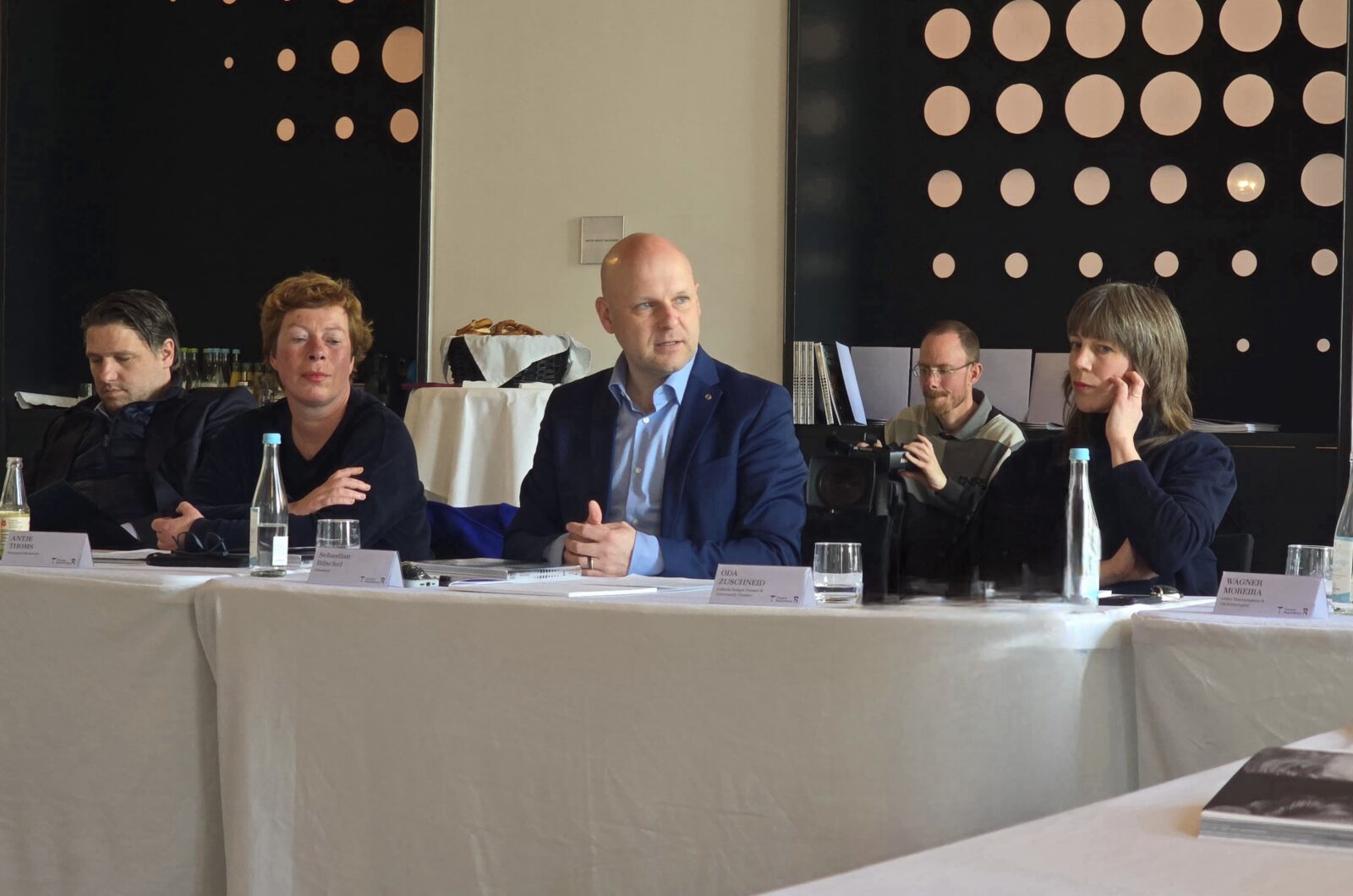 Spielplanpräsentation Theater Regensburg: Kaufm. Leiter Dr. Matthias Schloderer, Schauspieldirektorin Antje Thoms, Intendant Sebastian Ritschel, Leiterin des Jungen Theaters Oda Zuschneid &copy; Musicalzentrale