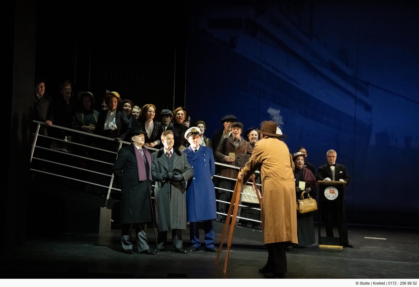 Markus Heinrich (Schiffseigentümer J. Bruce Ismay), Oliver Arno (Ingenieur Thomas Andrews), Tobias Wessler (Kapitän E.J. Smith) und Ensemble &copy; Matthias Stutte