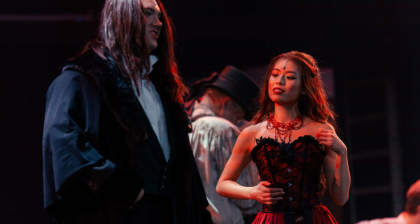 Maximilian Dreyer (Edward Hyde/ Henry Jekyll), Wenyi Xie (Lucy Harris)© Lennart Böwering