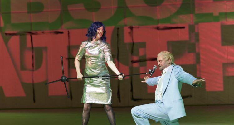 Aleksandra Kienitz (Elly), Sebastian Graf (Newton), © Nils Heck