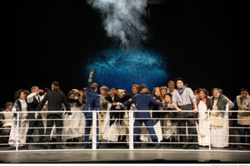 Arthur Meunier (Heizer Frederick Barrett) und Ensemble Titanic © Matthias Stutte