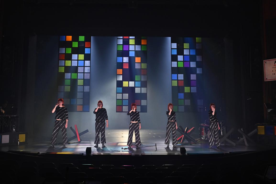 Julia Lindhorst-Apfelthaler (David Bowie), Alexander Smirzitz (Ich 2), Leon Häder (Ich 3), Henning Z Bäcker (Ich 4), Marsha B Zimmermann (Ich 5) © Manja Herrmann